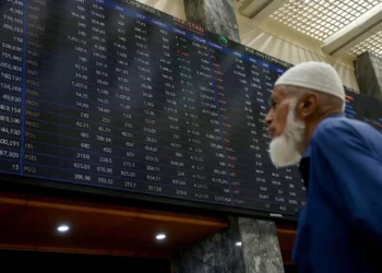 Un corredor de bolsa monitorea los precios en la Bolsa de Valores de Pakistán