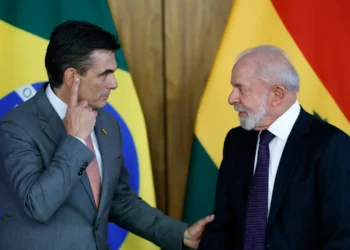 El presidente Rodrigo Paz conversa con su homólogo brasileño Luiz Inácio Lula da Silva. (Foto: AFP)