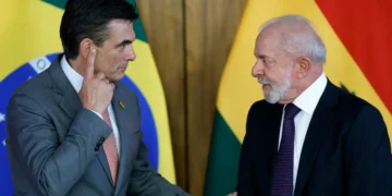 El presidente Rodrigo Paz conversa con su homólogo brasileño Luiz Inácio Lula da Silva. (Foto: AFP)