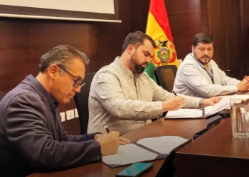 FIrma del acuerdo entre el Banco Unión y la fundación alemana Sparkassenstiftung für internationale Kooperation.
Foto: Banco Unión.