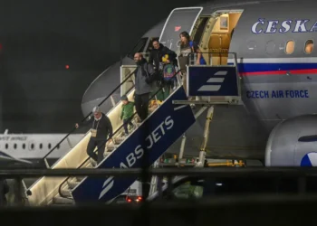 Un avión de la Fuerza Aérea Checa aterriza en Praga, procedente de Jordania