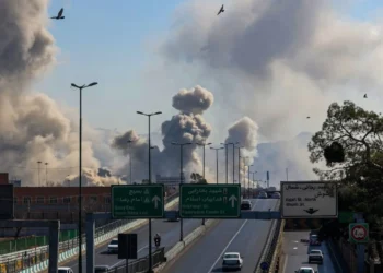 Una vista de Teherán asolado por las bombas, este viernes