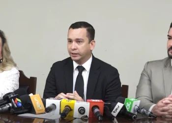El presidente del TSJ, Romer Saucedo, la magistrada Rosmery Ruiz y el presidente del TDJ Santa Cruz, Aldo Quezada.