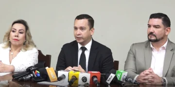 El presidente del TSJ, Romer Saucedo, la magistrada Rosmery Ruiz y el presidente del TDJ Santa Cruz, Aldo Quezada.
