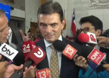 El presidente Rodrigo Paz es entrevistado por la prensa internacional.