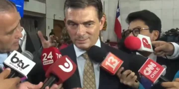 El presidente Rodrigo Paz es entrevistado por la prensa internacional.
