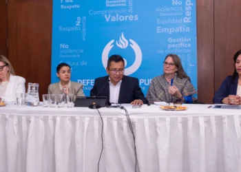 El defensor del Pueblo, Pedro Callisaya, junto a representantes de la cooperación internacional.