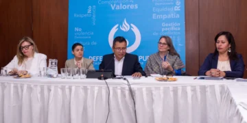 El defensor del Pueblo, Pedro Callisaya, junto a representantes de la cooperación internacional.