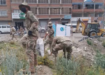 Soldados del Ejército realizan limpieza en la periferia de la ciudad. (Foto: AMUN)