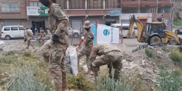 Soldados del Ejército realizan limpieza en la periferia de la ciudad. (Foto: AMUN)