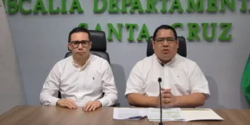 El fiscal general del Estado, Roger Mariaca, brinda una conferencia de prensa.