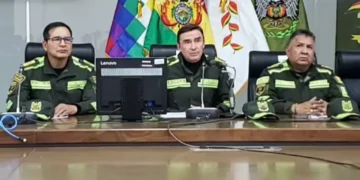 El comandante general de la Policía, general Mirko Sokol, brinda una conferencia de prensa.