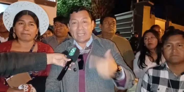 Dirigentes evistas realizan una vigilia en puertas de la Sala de Cómputo del TED Cochabamba.