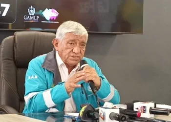 El alcalde Iván Arias brinda una conferencia de prensa.