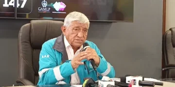 El alcalde Iván Arias brinda una conferencia de prensa.
