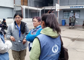Una delegación de la Defensoría visita una unidad educativa en las elecciones subnacionales. (Foto: Defensoría)