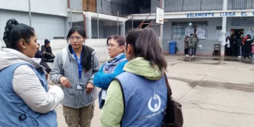Una delegación de la Defensoría visita una unidad educativa en las elecciones subnacionales. (Foto: Defensoría)