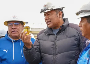 Un transportista observa la calidad del combustible en la planta de Senkata.