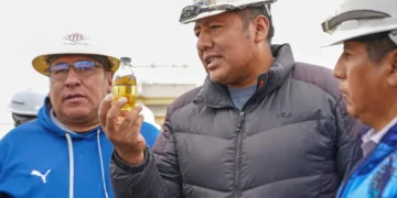 Un transportista observa la calidad del combustible en la planta de Senkata.