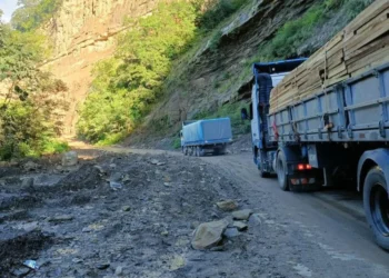 Camiones circulan por la antigua carretera Santa Cruz - Cochabamba. (Foto: ABC)