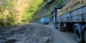 Camiones circulan por la antigua carretera Santa Cruz - Cochabamba. (Foto: ABC)