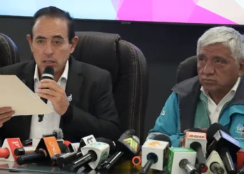 El alcalde electo de La Paz, César Dockweiler y el alcalde saliente, Iván Arias en reunión de coordinación de la transición municipal.