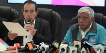 El alcalde electo de La Paz, César Dockweiler y el alcalde saliente, Iván Arias en reunión de coordinación de la transición municipal.
