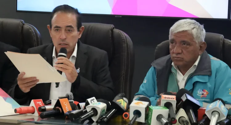 El alcalde electo de La Paz, César Dockweiler y el alcalde saliente, Iván Arias en reunión de coordinación de la transición municipal.