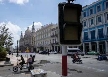 Un semáforo en La Habana apagado por falta de energía