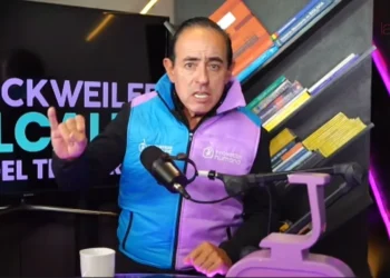 César Dockweiler durante entrevista en Piedra, Papel y Tinta explicando su propuesta de reforma del desarrollo urbano en La Paz.