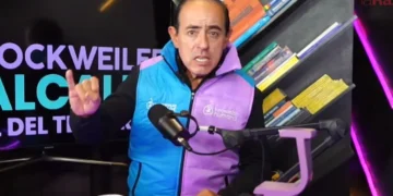 César Dockweiler durante entrevista en Piedra, Papel y Tinta explicando su propuesta de reforma del desarrollo urbano en La Paz.