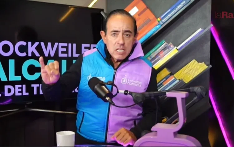 César Dockweiler durante entrevista en Piedra, Papel y Tinta explicando su propuesta de reforma del desarrollo urbano en La Paz.