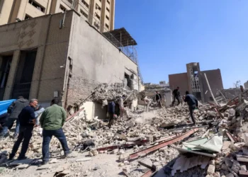 Un edificio en ruinas tras ser alcanzao por una bomba en Teherán