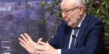 Fernando García Casas, embajador de España en Bolivia, durante una entrevista sobre la visita del rey Felipe VI y la cooperación bilateral.