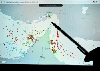 Una imagen del sitio web Marinetraffic muestra el tráfico de barcos a través del Estrecho de Ormuz