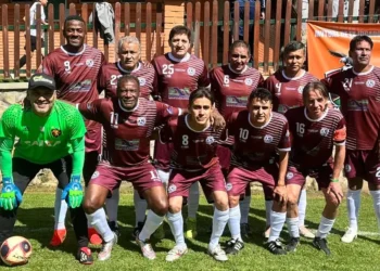 Etcheverry (el segundo a la izquierda de pie) posa con exjugadores como Luis Cristaldo, Daniel Vaca, Augusto Andaveris, Daner Pachi, Demetrio Angola entre otros (Ignacio Rocabado)