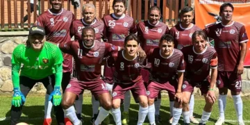 Etcheverry (el segundo a la izquierda de pie) posa con exjugadores como Luis Cristaldo, Daniel Vaca, Augusto Andaveris, Daner Pachi, Demetrio Angola entre otros (Ignacio Rocabado)