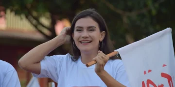 Gabriela de Paiva en campaña electoral en Pando sosteniendo bandera durante actividades rumbo a la Gobernación 2026