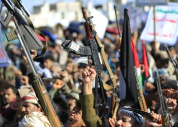 Los hutíes exhiben sus armas en una manifestación de solidaridad con Irán y Líbano