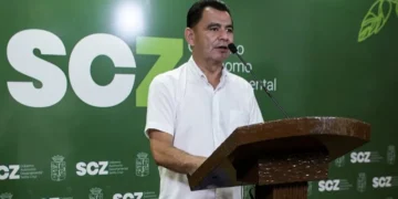 Conferencia de prensa del jefe de Epidemiología del Sedes de Santa Cruz, Carlos Hurtado. FOTO: SEDES