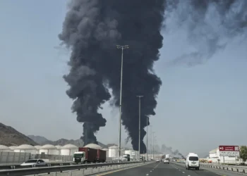 Un incendio gigantesco en un depósito petrolero en Emiratos Árabes encendió las alarmas