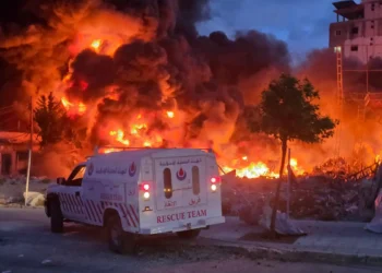 Una planta de energía solar arde tras un bombardeo de Israel