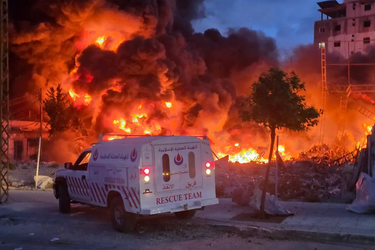 Una planta de energía solar arde tras un bombardeo de Israel