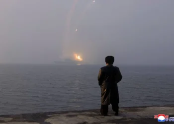 Kim Jong Un observa a lo lejos la prueba de un misil de largo alcance
