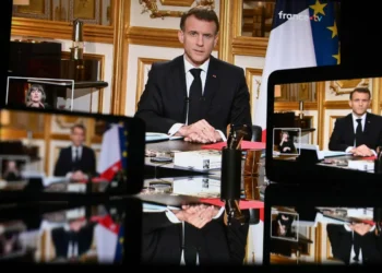 Macron haciendo el anuncio del refuerzo militar francés en Medio Oriente