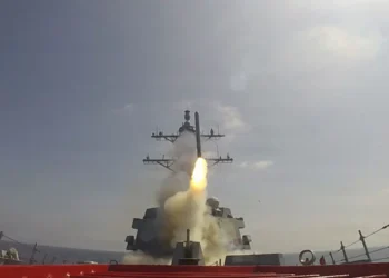 La marina de EEUU dio a conocer esta imagen de un misil lanzado desde un portaviones