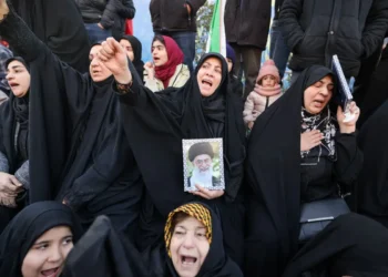 Mujeres iraníes lloran por la muerte de Jamenei
