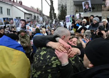 Familiares reciben a prisioneros ucranianos liberados por Rusia