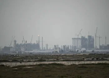 Esta foto muestra las instalaciones operativas de QatarEnergy en la Ciudad Industrial de Ras Laffan el 2 de marzo de 2026. Foto: AFP