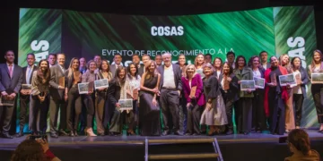 Anfitriones del evetno junto a representantes de las empresas reconocidas.